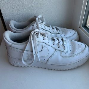 NIKE AIR FORCE 1s WHITE
